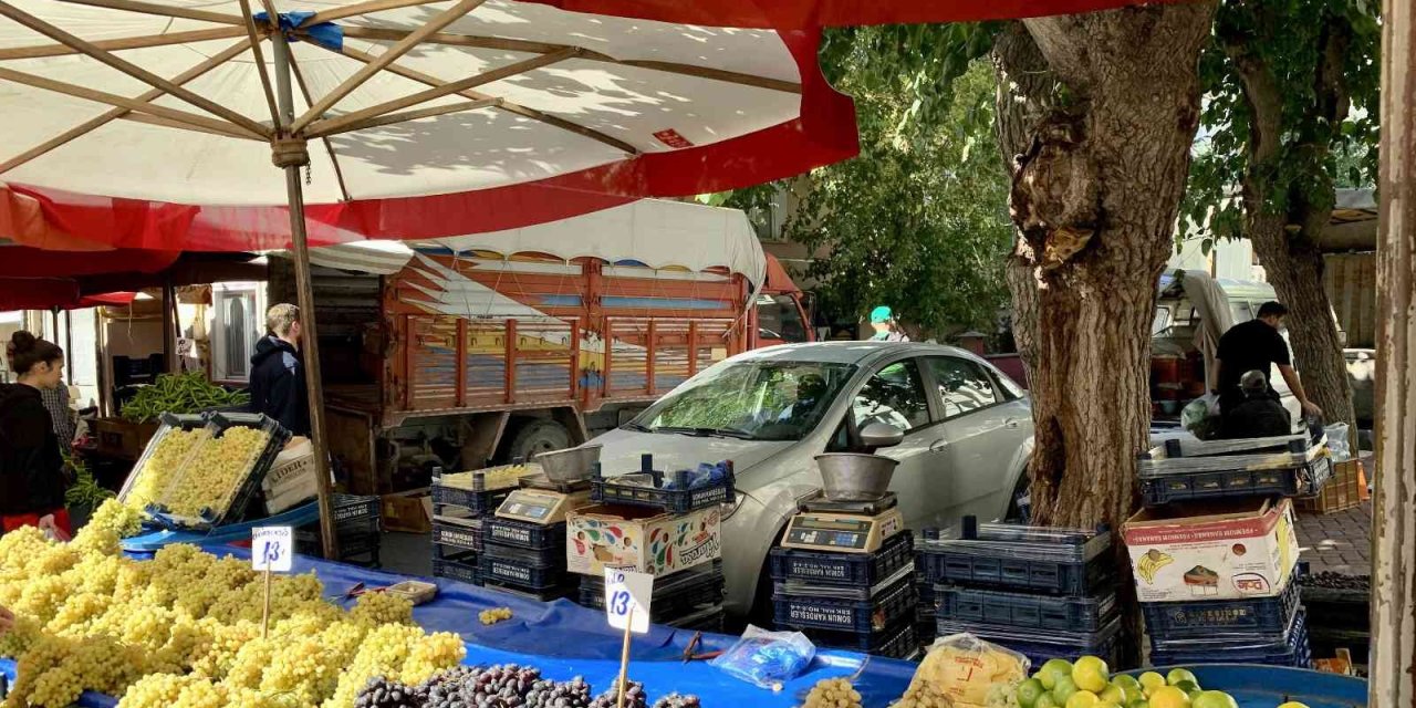 Pazarcı Esnafının Başı Caddeye Park Eden Araçlarla Dertte