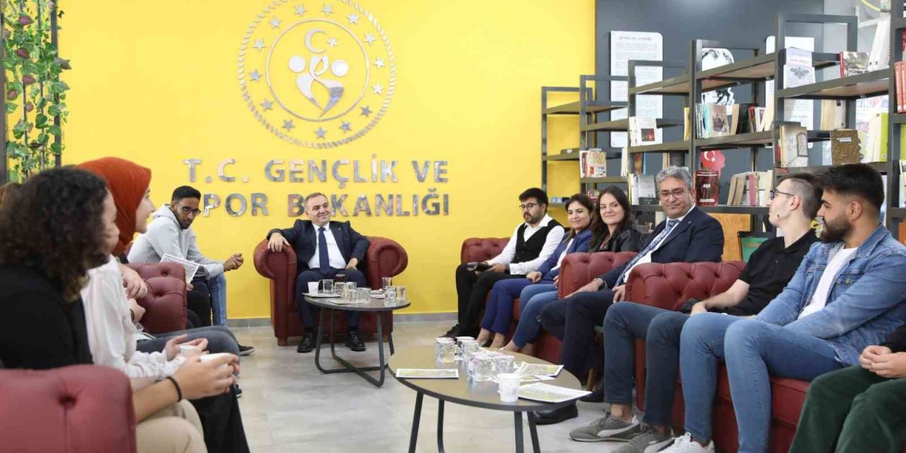 Erü Rektörü Altun, Öğrenciler İle Bir Araya Geldi