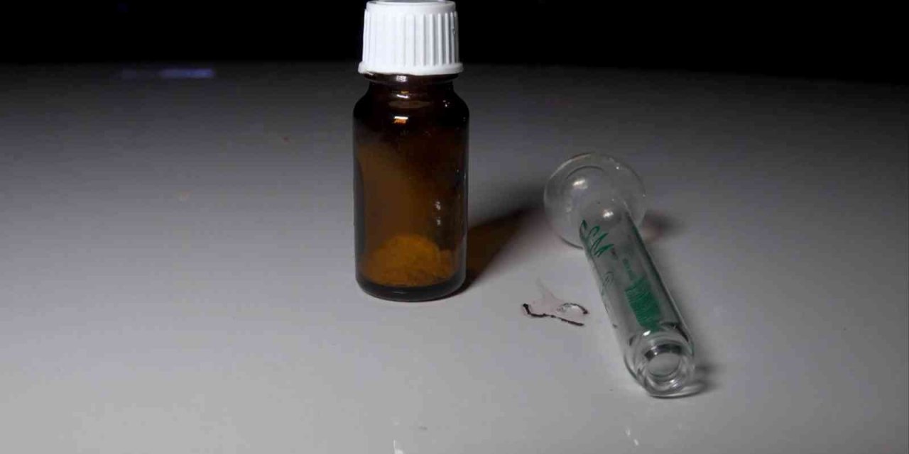 Sigortasız Araçta Uyuşturucu İçerken Yakalandı, Kelepçe Takılmasını İstemedi