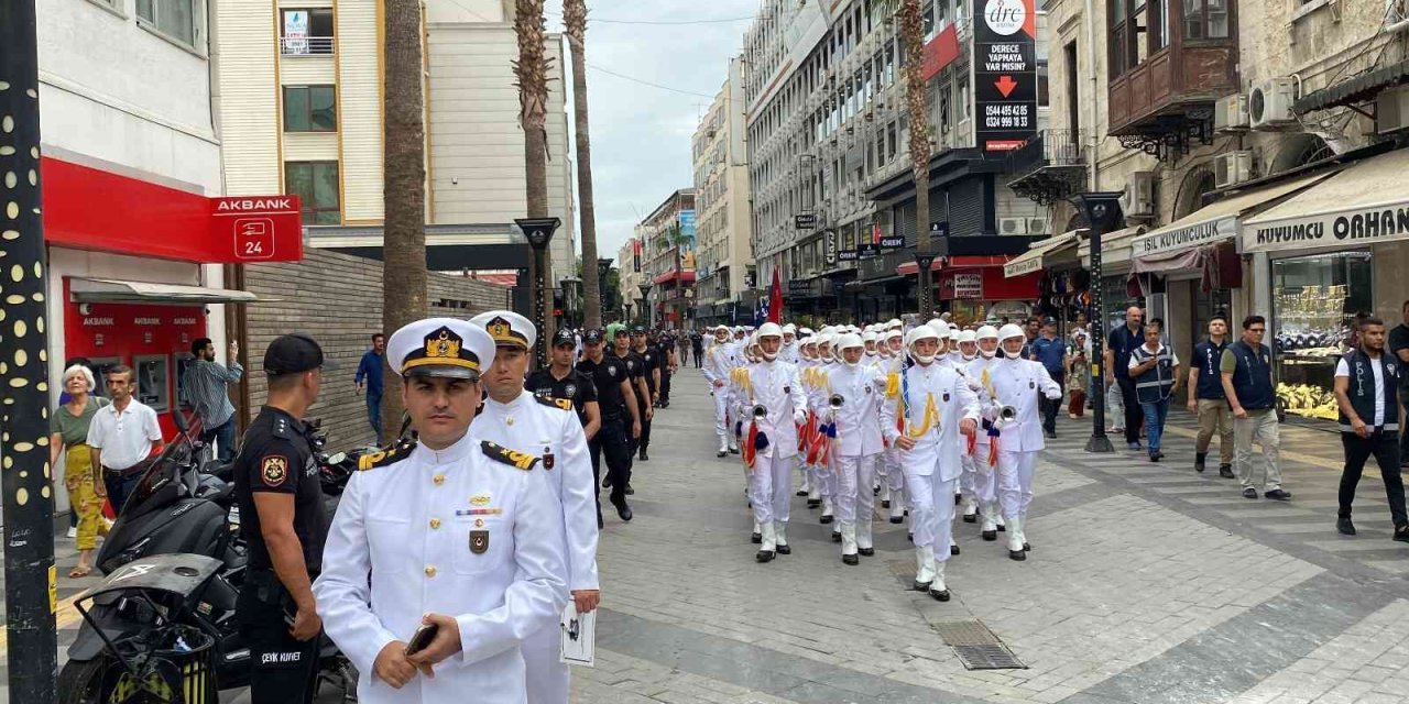 Askeri Öğrencilerinden Bandolu Geçiş