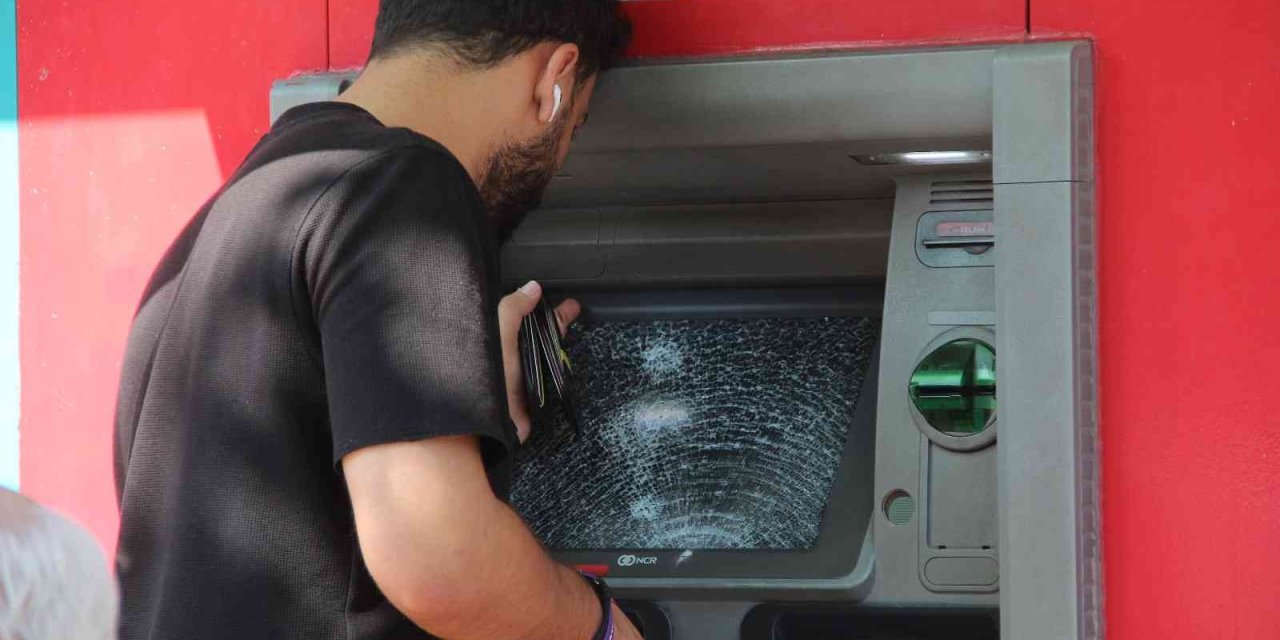 Para Çekmeye Gelenler Atm’lerin Parçalanmış Camlarıyla Karşılaştı