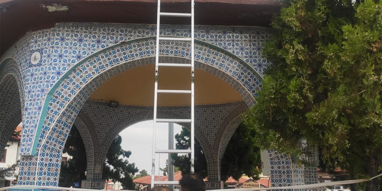 Şadırvanda Mahsur Kalan Kediyi Polisler Kurtardı