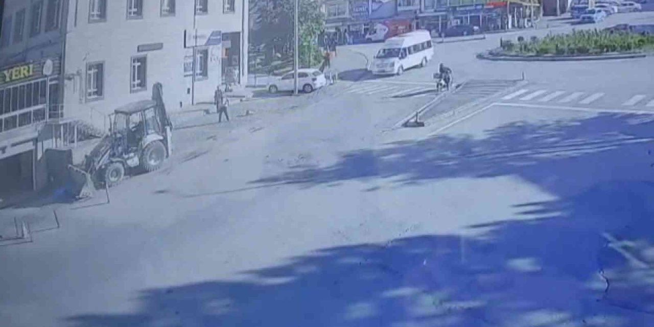 Park Halindeyken Hareket Eden İş Makinası Duvara Çarparak Durabildi