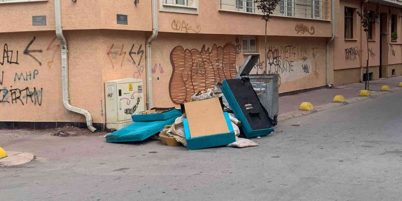 Çöp Konteynırına Atılan Eşya Parçaları Tüm Sokağı Kapladı