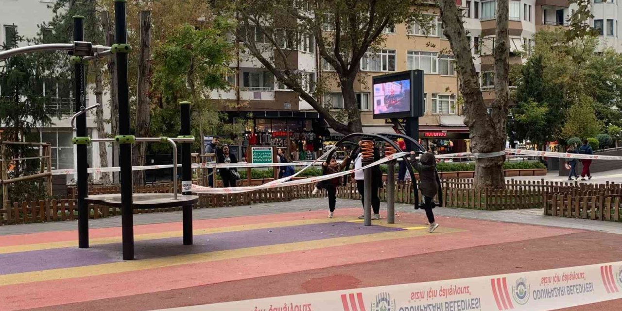 Belediyenin Şeritlerle Kapattığı Parkta Tehlikeli Oyun