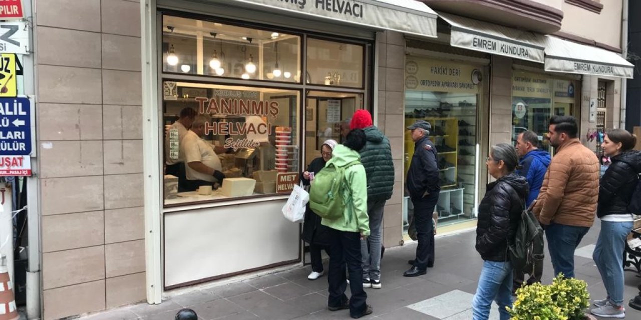 Soğuk Havaya Rağmen Eskişehirliler Helvadan Vazgeçmiyor