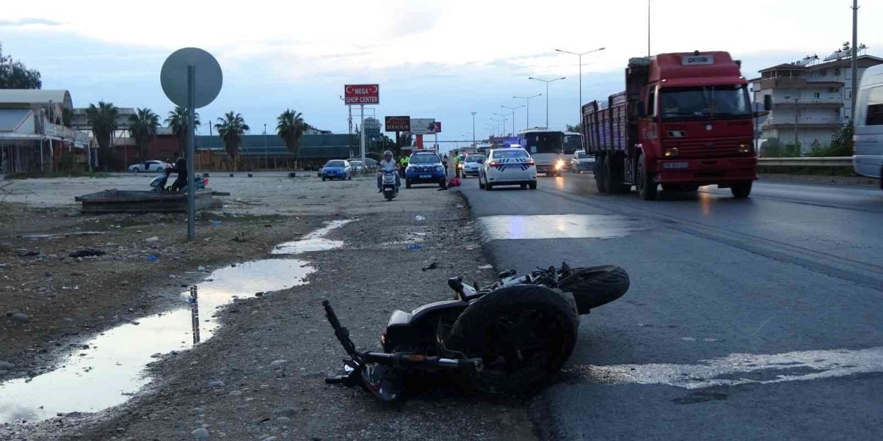 Ters Yönden Gelen Traktörle Çarpışan Motosikletin Sürücüsü Ağır Yaralandı