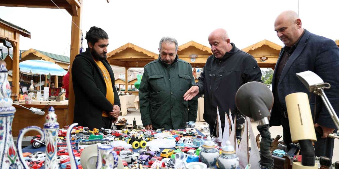 Antika Pazarı’nda Alış Veriş Keyfi Başka