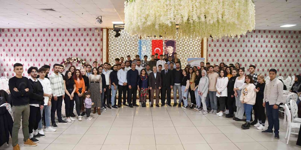 Başkan Ataç Azerbaycanlı Öğrenciler İle Buluştu