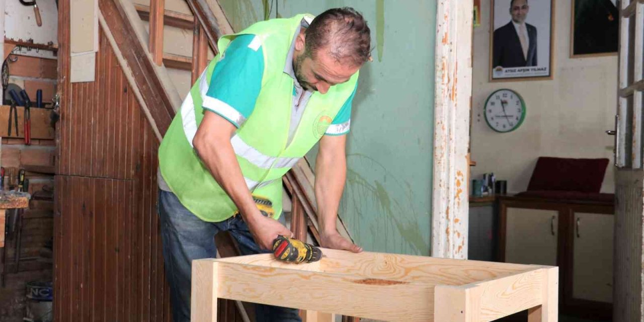 Toroslarda Kent Mobilyaları Belediye Atölyesinden