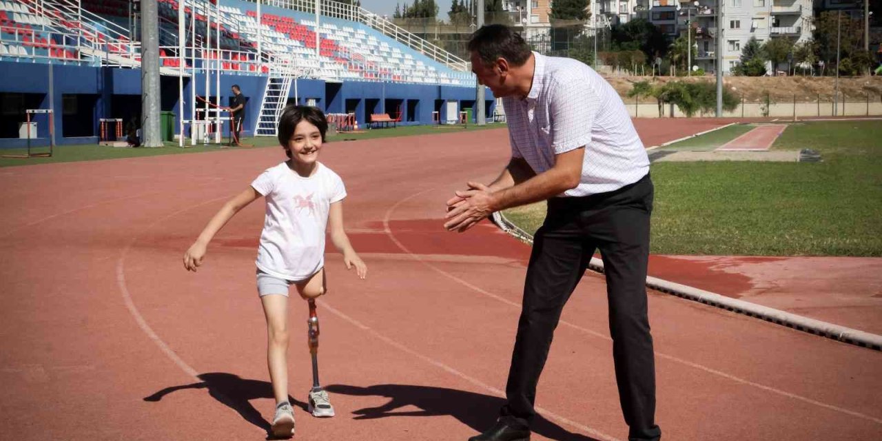Minik Özge Yeni Protez Bacaklarıyla Hayallerine Koştu