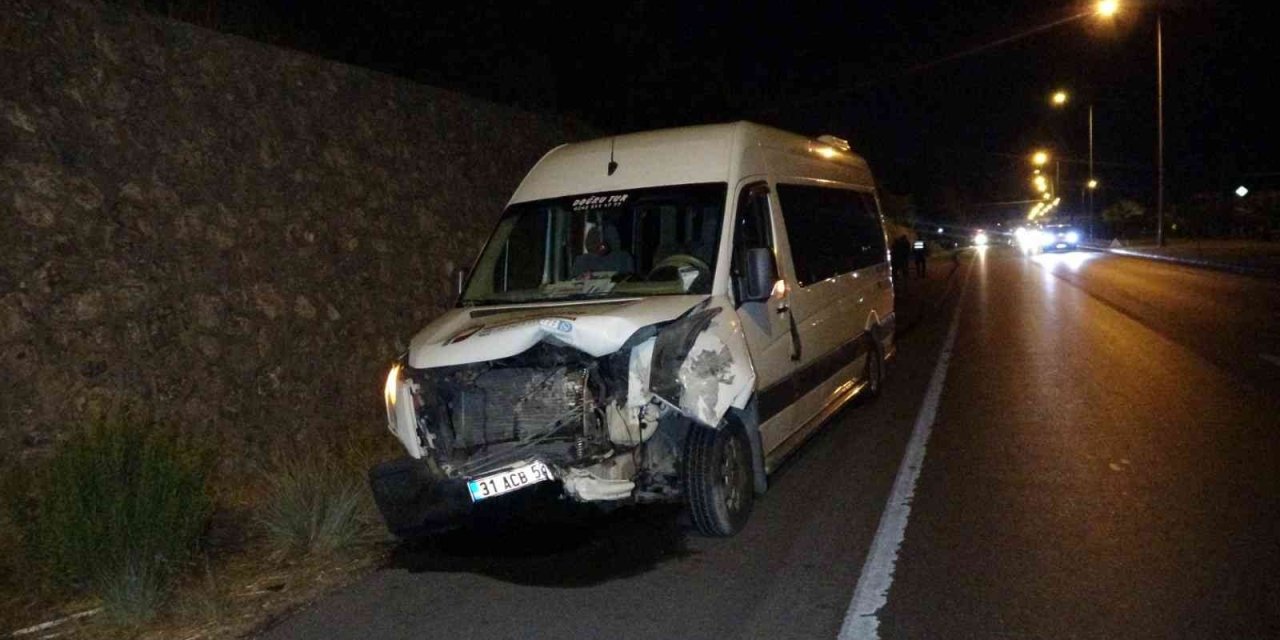Tur Minibüsü Otomobille Çarpıştı: 5’i İrlandalı Turist 6 Kişi Yaralandı