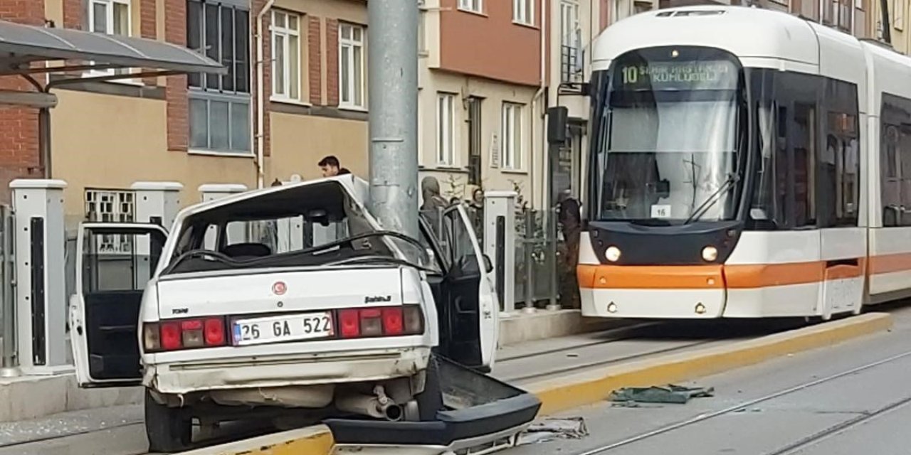 Direğe Çarpan Otomobilin Sürücüsü Yaralandı