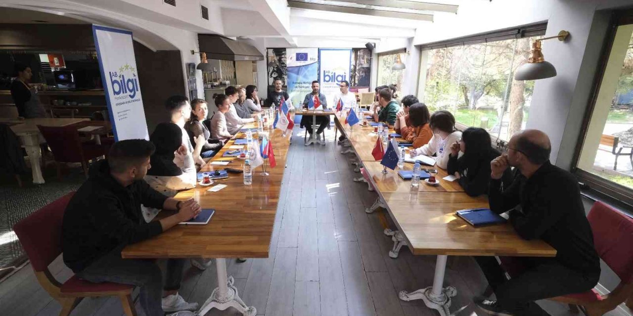 ’gençlik İçin Ab’ Etkinliğinde Gençlerin Sorunları Tartışıldı