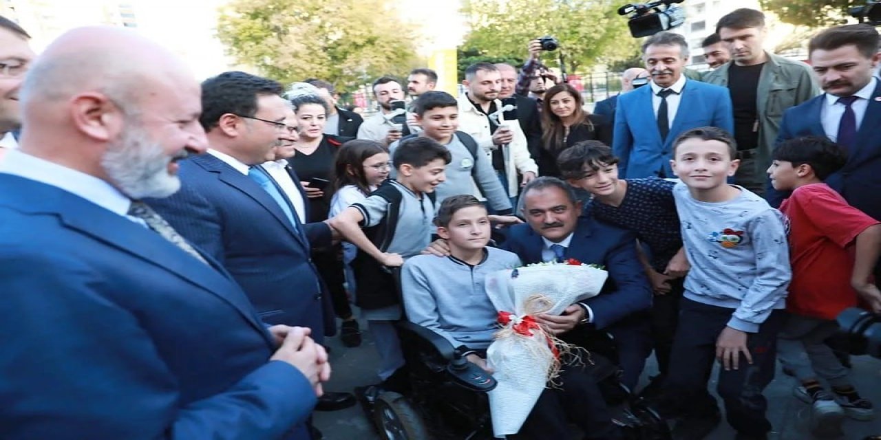 Bakan Özer, Kocasinan’da Ortaokul Öğrencileriyle Bir Araya Geldi