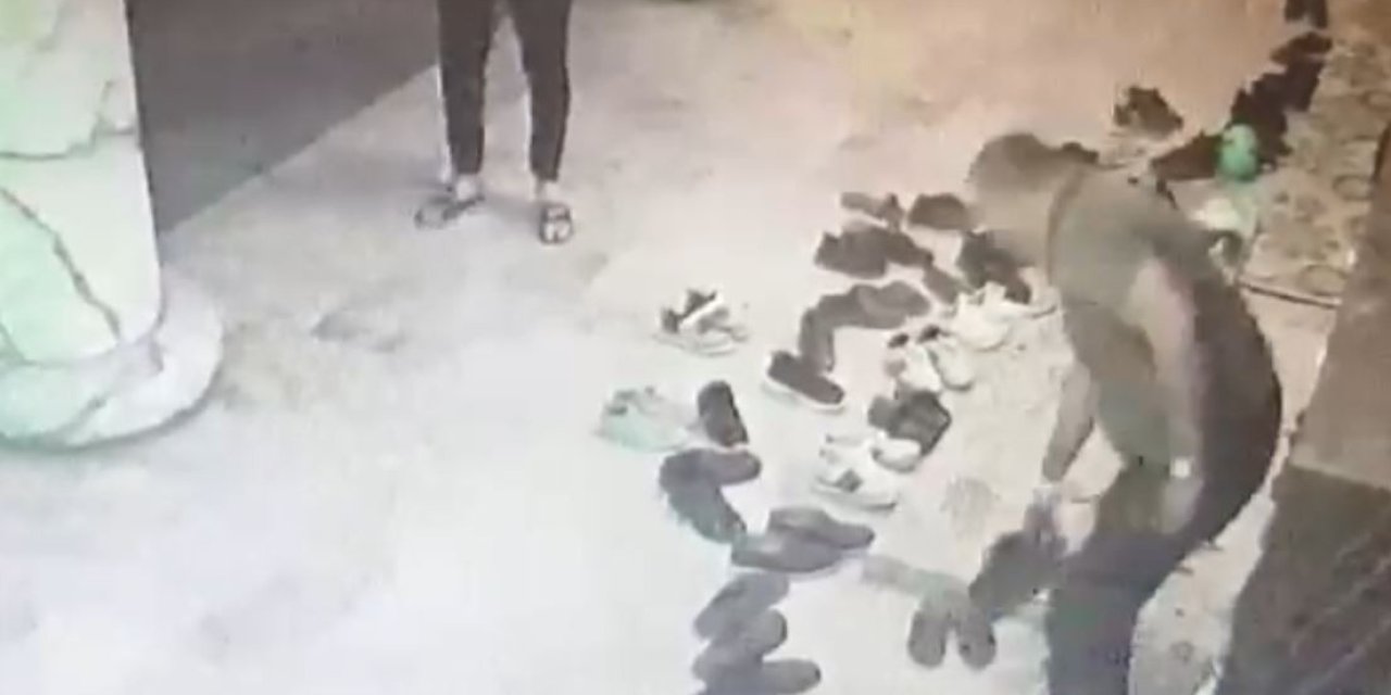 Terlikle Geldiği Camiden 3 Bin Liralık Ayakkabı İle Ayrıldı