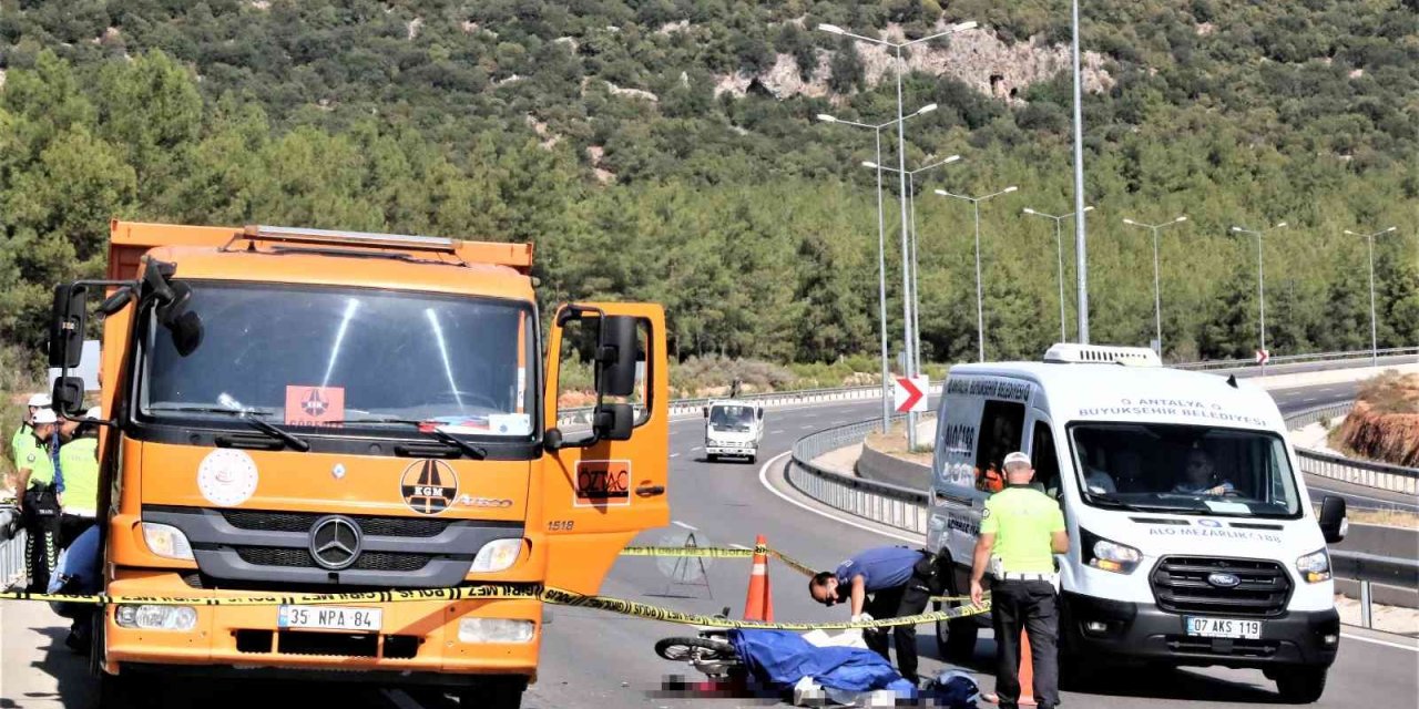 Karayolunda Temizlik Yapan Kamyona Arkadan Çarpan Genç Kadın Hayatını Kaybetti