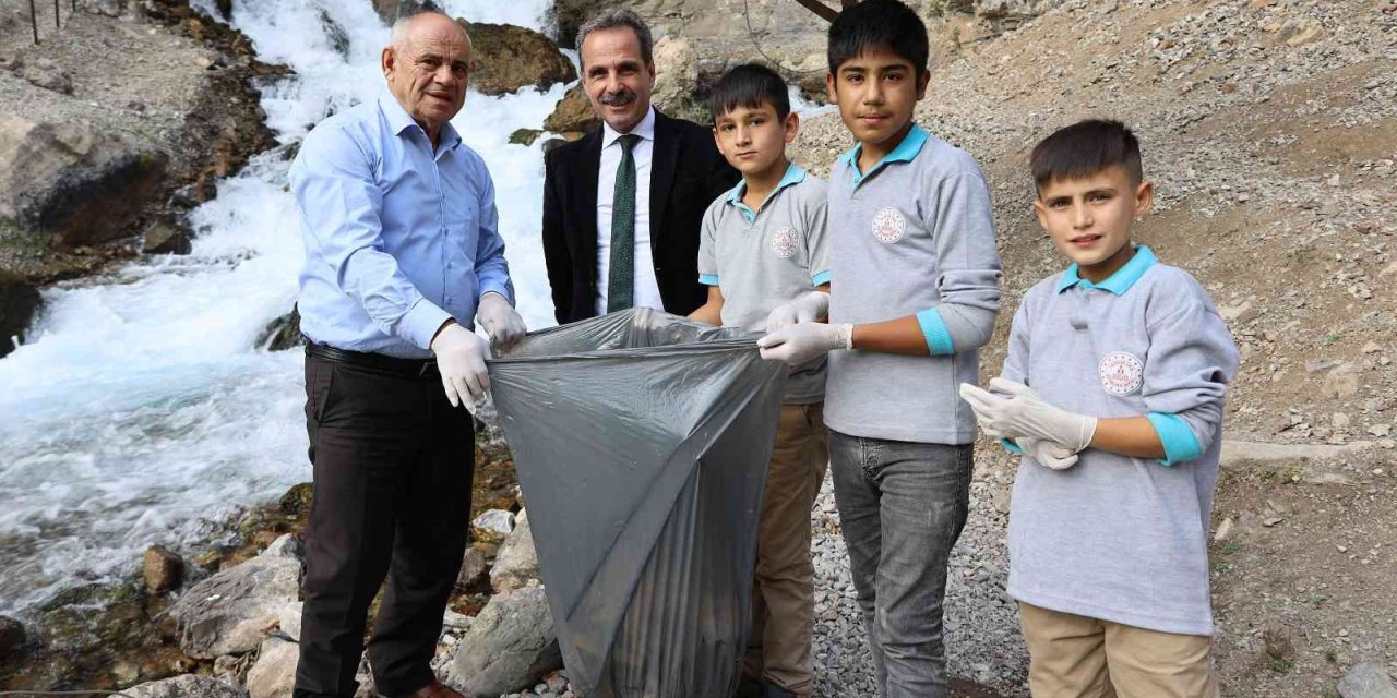 Başkan Öztürk Öğrencilerle Birlikte Çevre Temizliği Yaptı