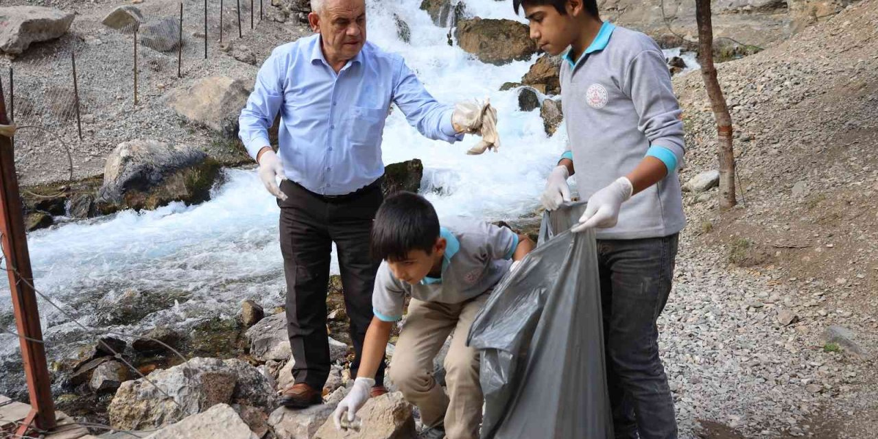 Başkan Öztürk, Öğrencilerle Birlikte Çevre Temizliği Yaptı