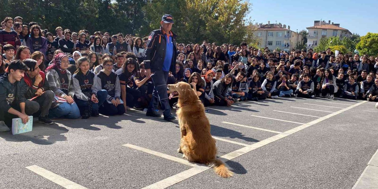 Liseli Öğrencilere Deprem Anı Ve Tahliye Tatbikatı