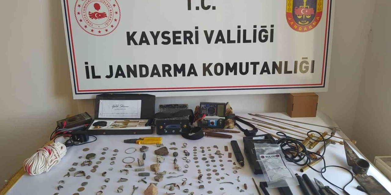 Trafik Kontrolünde Aranan Otomobilden Tarihi Eser Çıktı