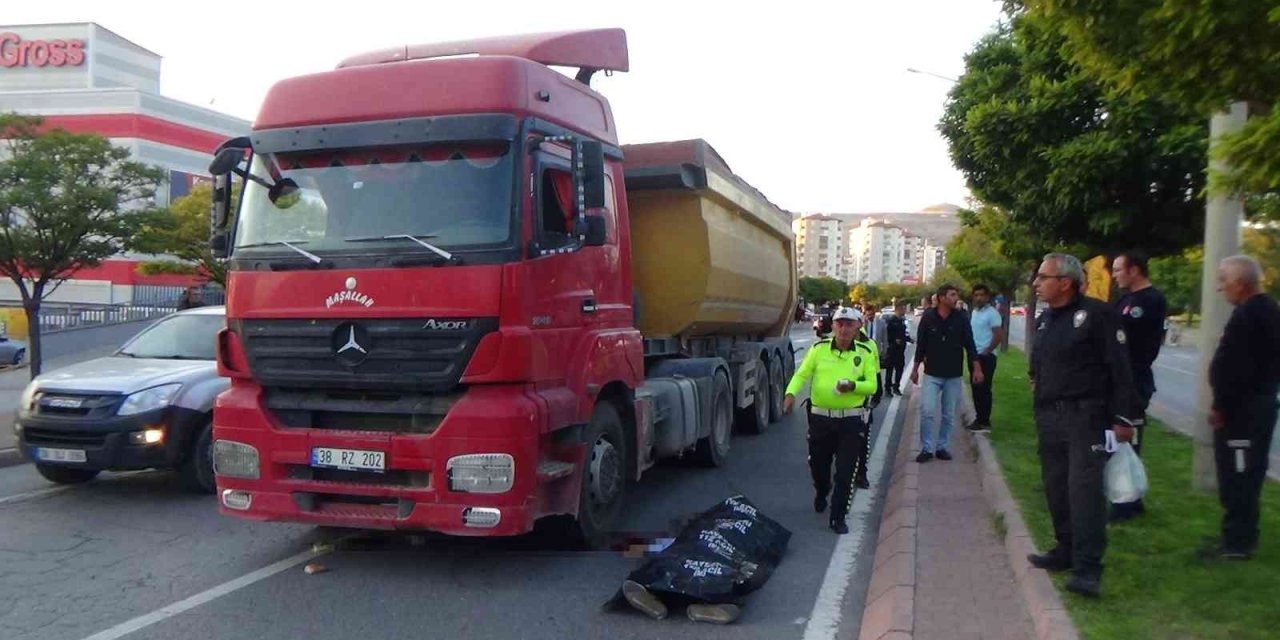 Kayseri'de Tırın Çarptığı Şahıs Hayatını Kaybetti