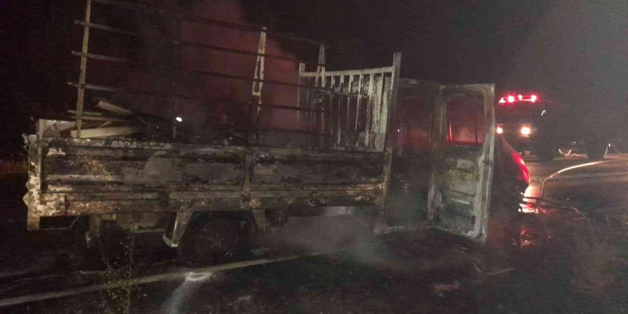 Antalya’da Seyir Halindeki Kamyonet Yandı