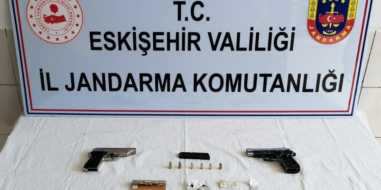 Hırsızlıktan Aranan 2 Şüphelinin Aracında Silah Ve Uyuşturucu Madde Ele Geçirildi
