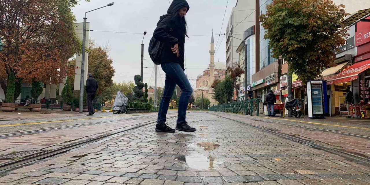 Eskişehirliler Güne Yağmurla Uyandı
