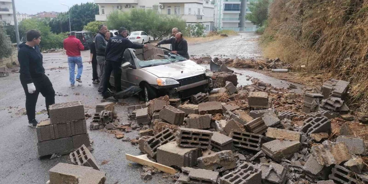 Yağmur Sebebiyle Yıkılan İstinat Duvarı Otomobili Hurdaya Çevirdi
