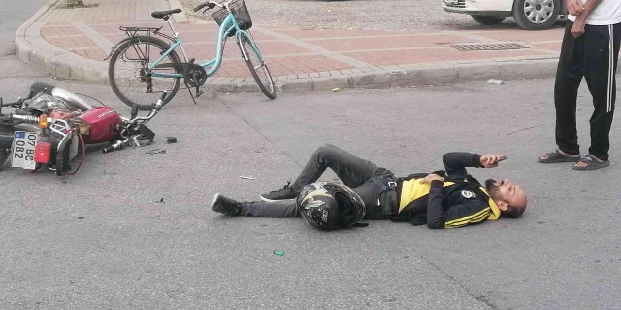 Plakası Bantla Kapatılmış Motosikletiyle Otomobile Çarpan Sürücü Yaralandı