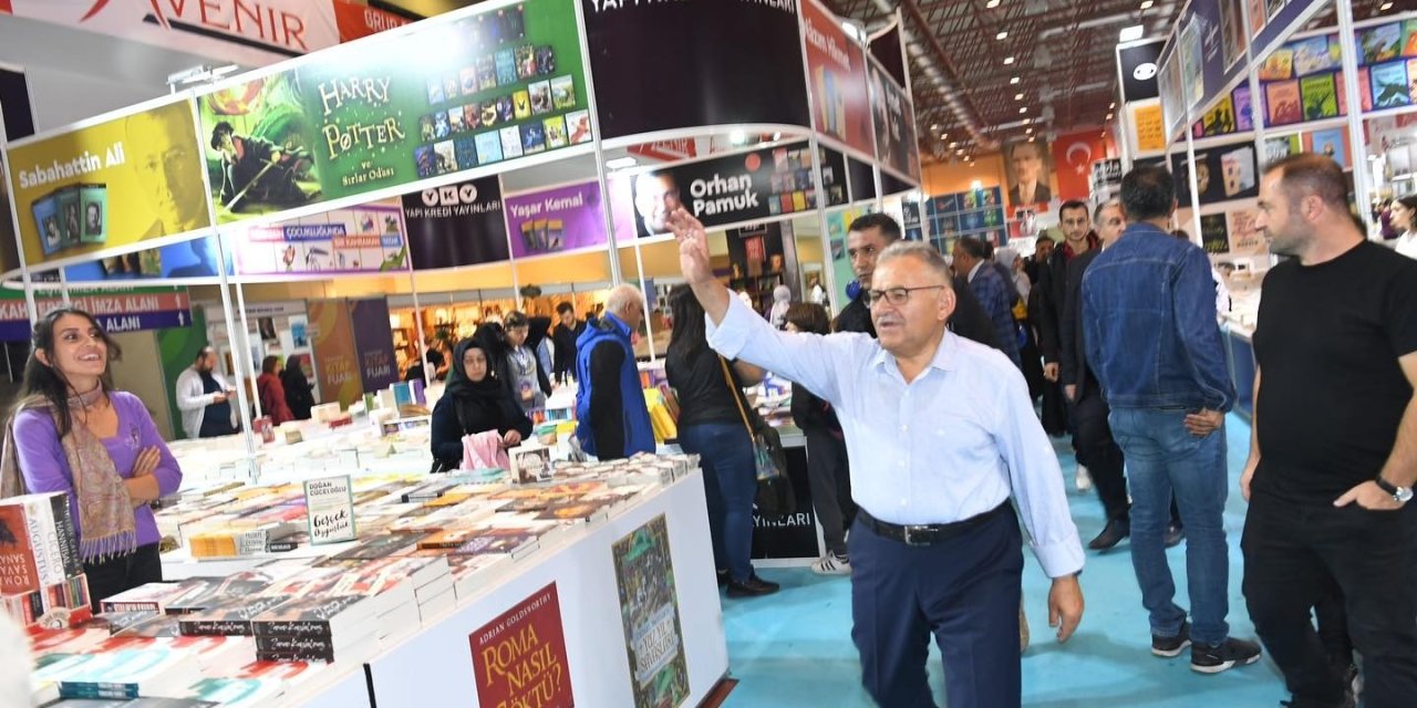 Vali Çiçek İle Başkan Büyükkılıç Kitap Fuarı’nı Gezdi