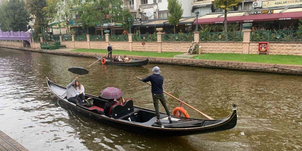 Yağışlı Hava Turistlerin Gondol Sefasına Engel Olamadı