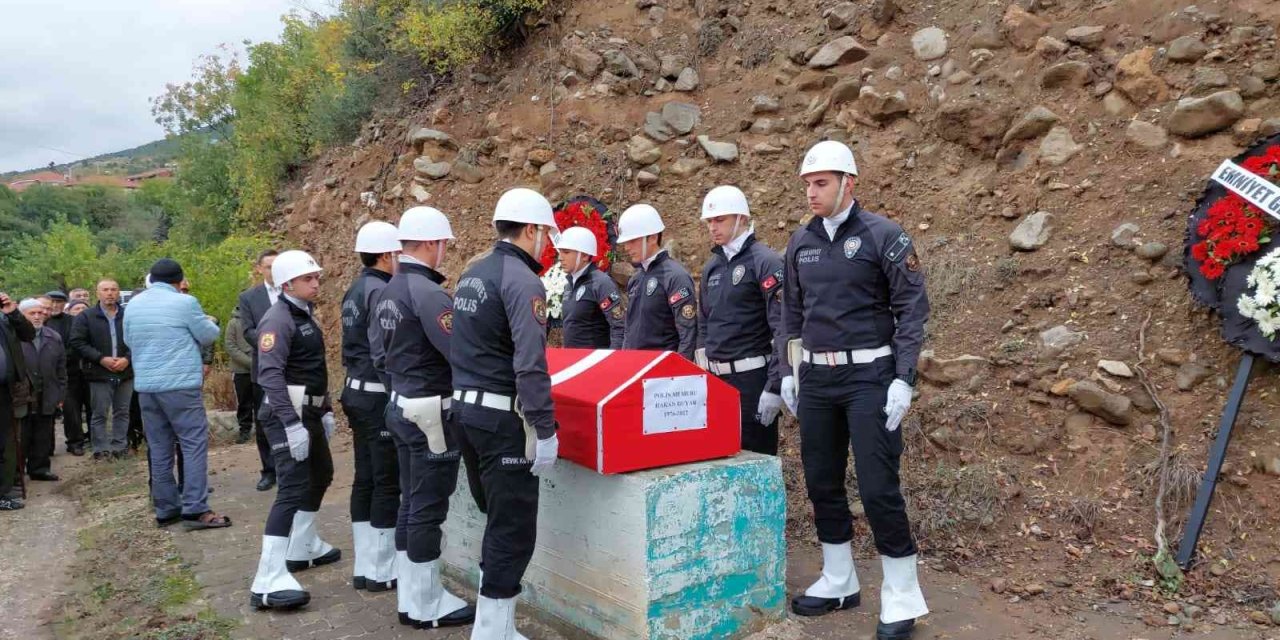 Ayvalık’ta Beyin Kanaması Nedeniyle Hayatını Kaybeden Polis Memuru Memleketinde Toprağa Verildi