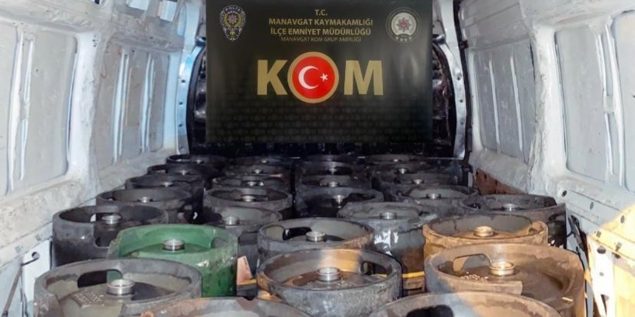 Antalya’da Bin 500 Litre Bandrolsüz Alkol Ele Geçirildi