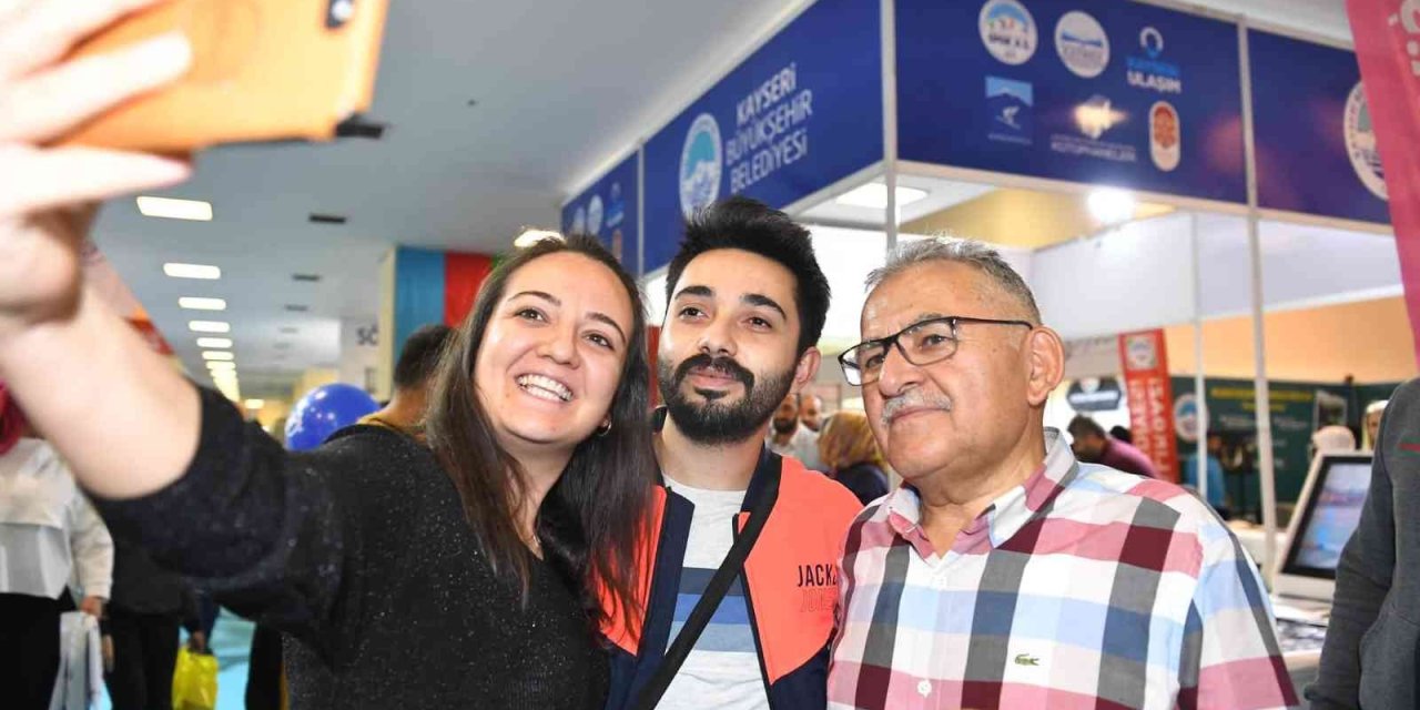 Başkan Büyükkılıç Kitap Fuarı’nda Kitapseverlerle Buluştu