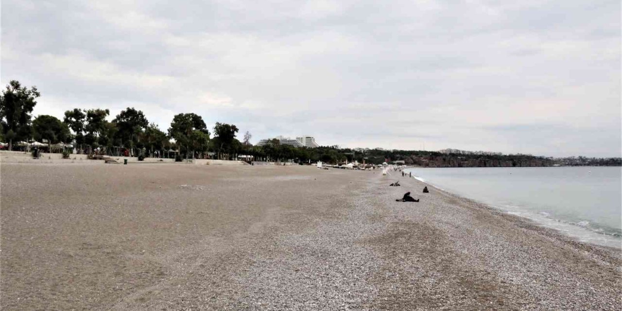 Milyonlarca Turistin Akın Ettiği Dünyaca Ünlü Sahilde Yağmur Sessizliği