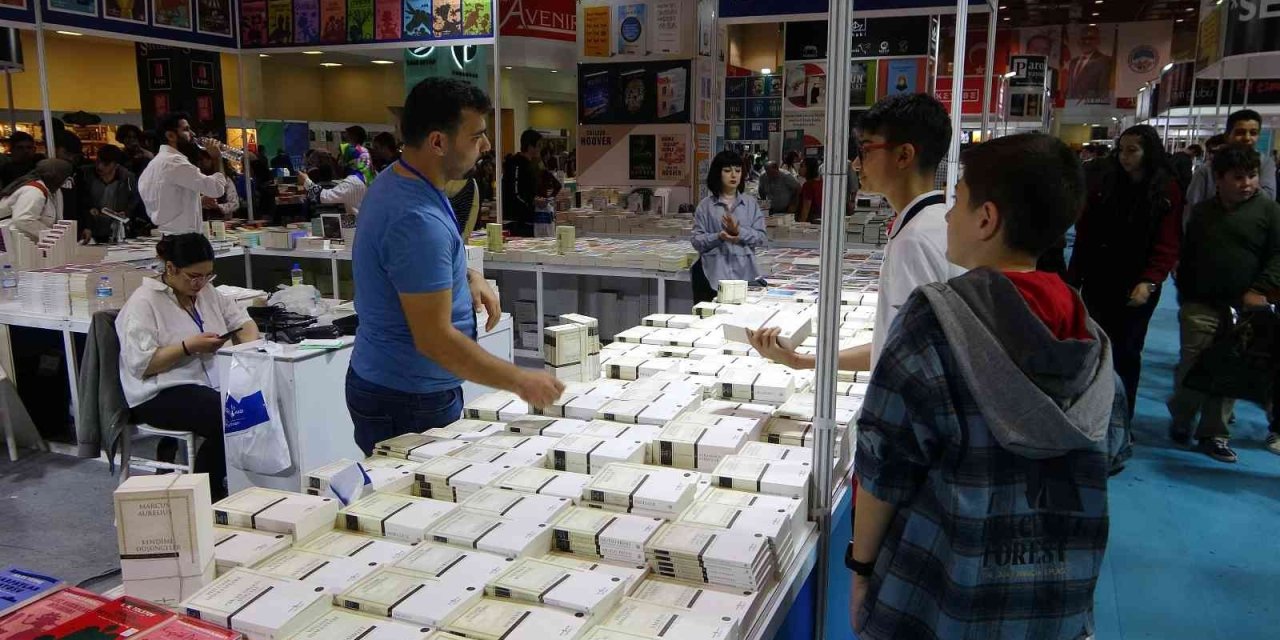 Kitap Fuarına Ziyaretçi Akını: 3 Günde 261 Bin Kişi Ziyaret Etti