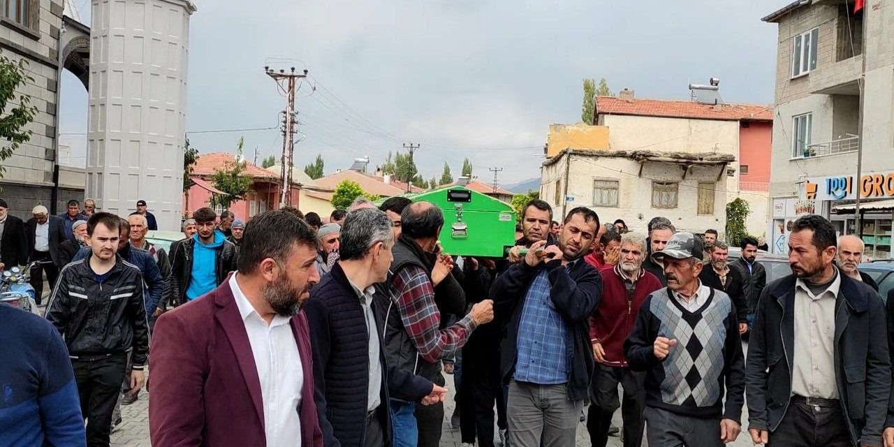 Komşusunun 20 Bıçak Darbesiyle Öldürdüğü Kadın Toprağa Verildi