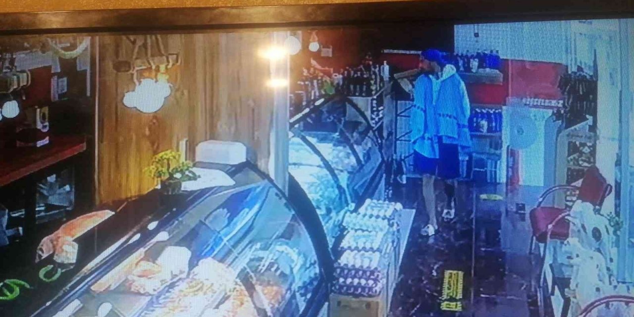 Turist Görünümlü Şahsın, Otomobil Hırsızlığı Kamerada