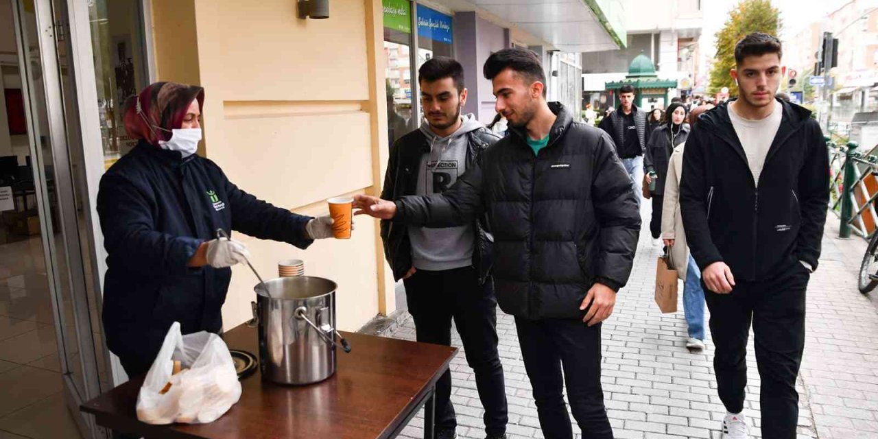 Tepebaşı Belediyesi’nden Öğrencilere Sıcak Çorba İkramı