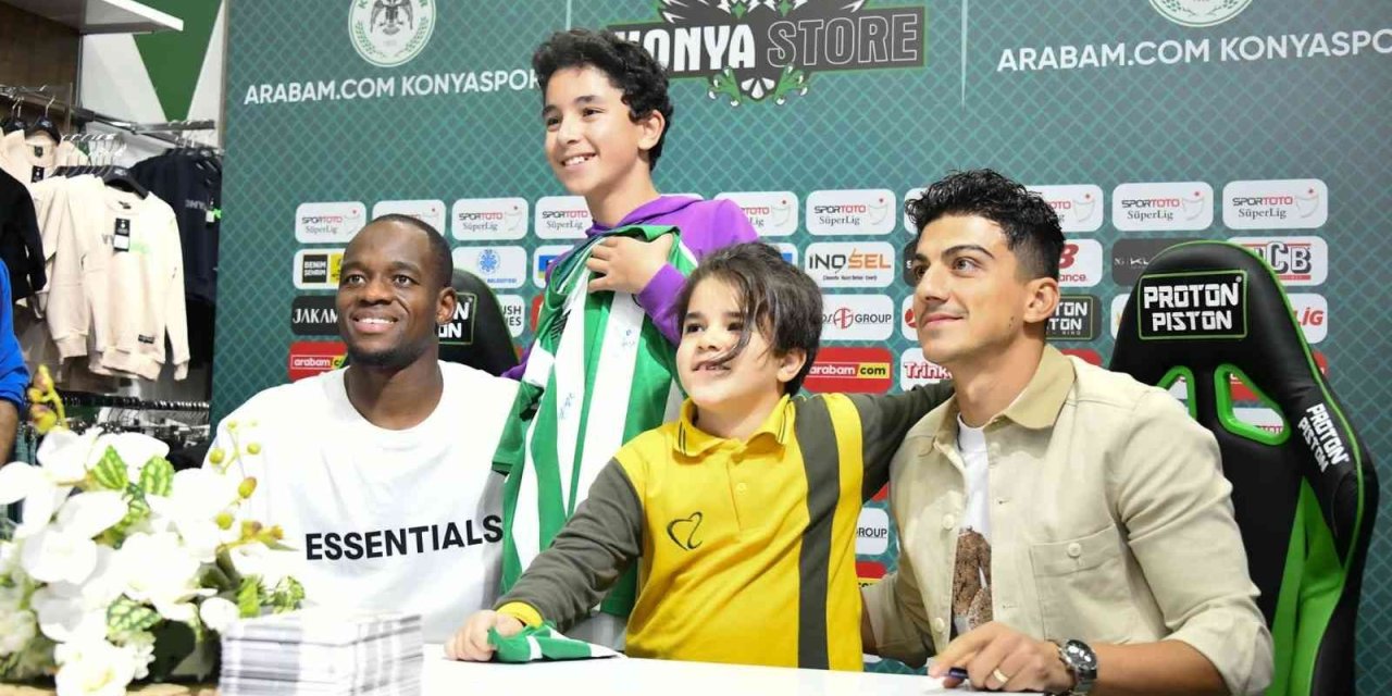 Konyasporlu Futbolcular İmza Gününde Taraftarlarla Buluştu