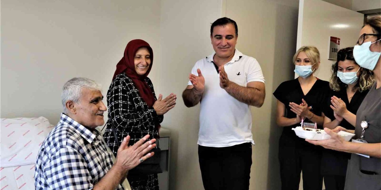 Karaciğer Nakli Olan Hastaya Ameliyat Ekibinden Sürpriz Doğum Günü Kutlaması