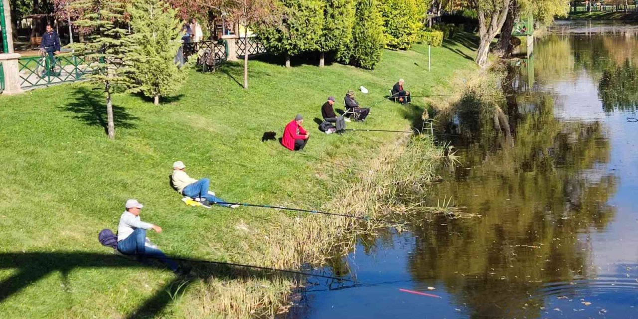 Soğuk Havaya Rağmen Oltalar Suya Bırakıldı
