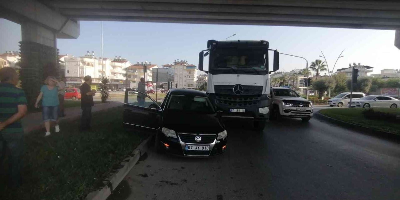 Kamyonun Çarptığı Otomobil, Kaldırım İle Kamyon Arasında Sıkıştı