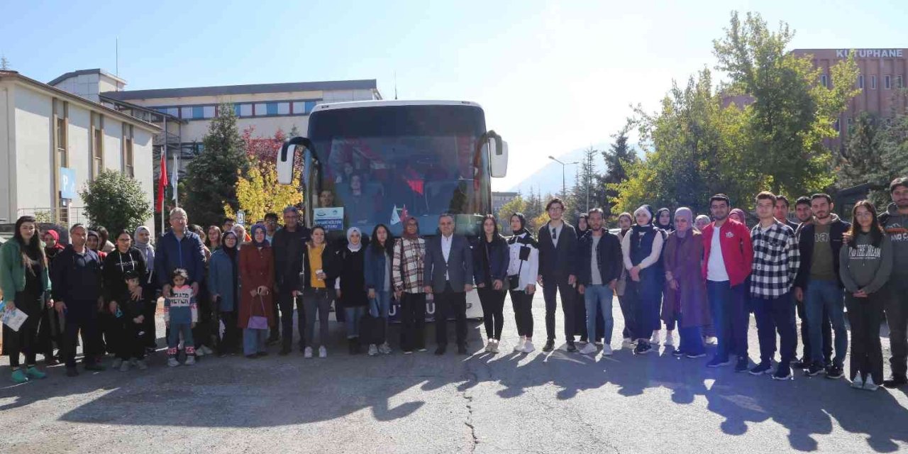 Erü’ye Yeni Kayıt Yaptıran Öğrencilere ‘kayseri Kültür Yolu Turu’ Düzenlendi