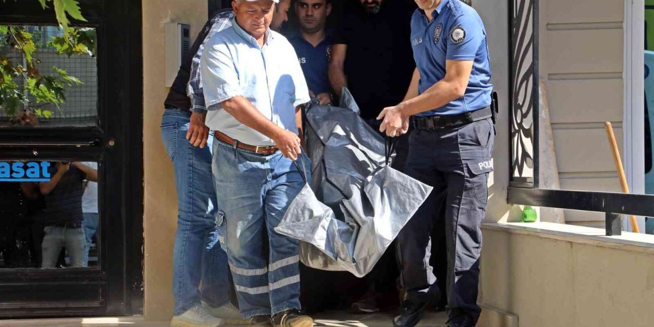 Öğrencisi Evinde Ölü Bulunan Şahsın Öğretmenlikle İlişiği Kesildi