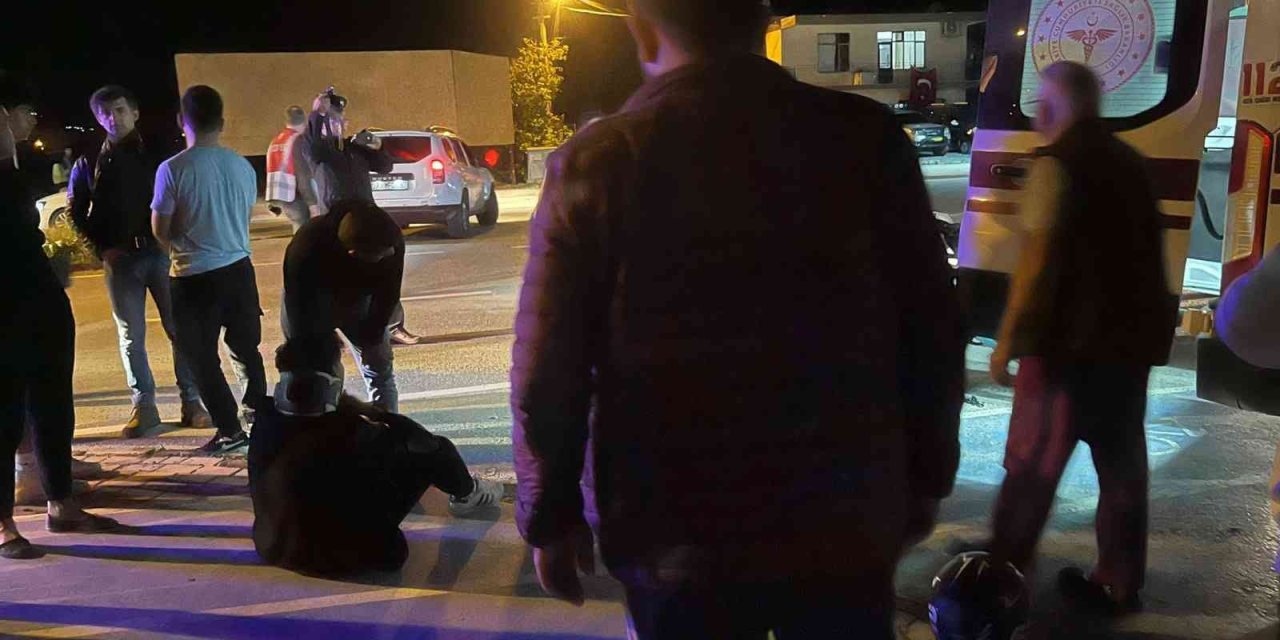 Otomobille Motosiklet Çarpıştı: 2 Yaralı