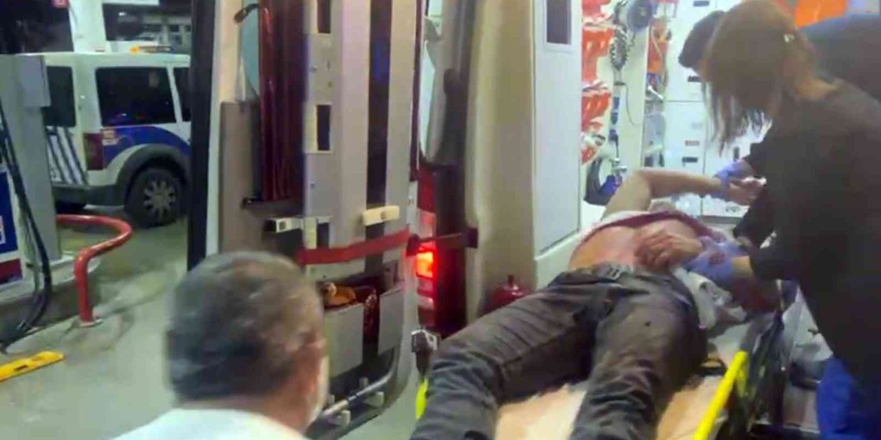 Antalya’da 4 Kişinin Saldırısında Bıçakla Yaralanan Genç Benzinliğe Sığındı