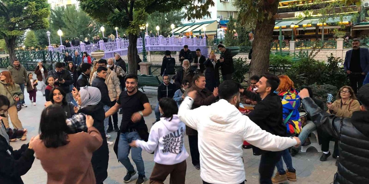 Sokak Müzisyenleri Çaldı, Vatandaşlar Oynadı